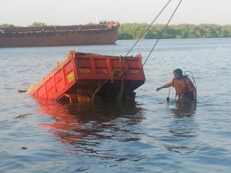 a sand loaded truck plunged in to the mandovi rive